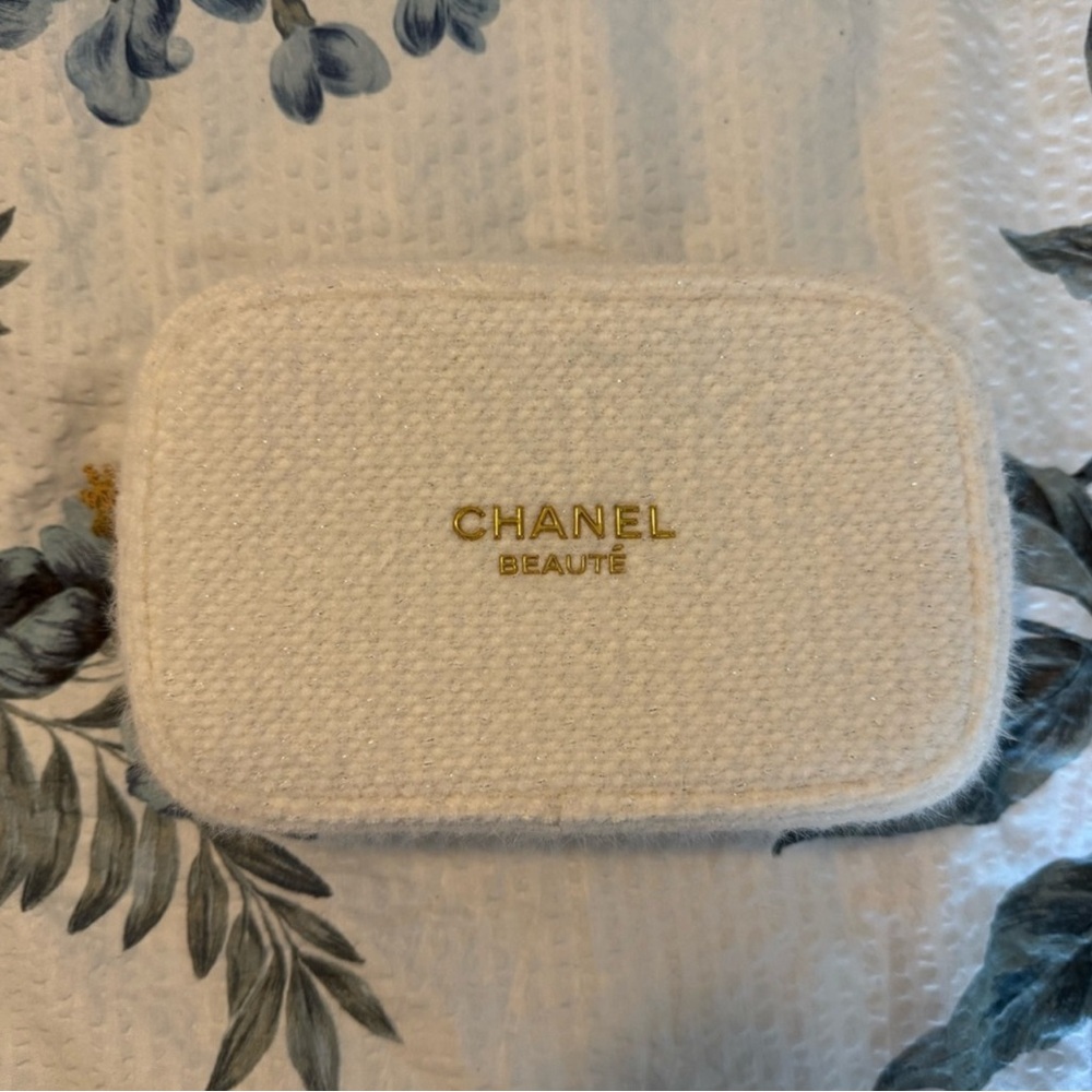 Chanel Beauté White Cosmetic Case